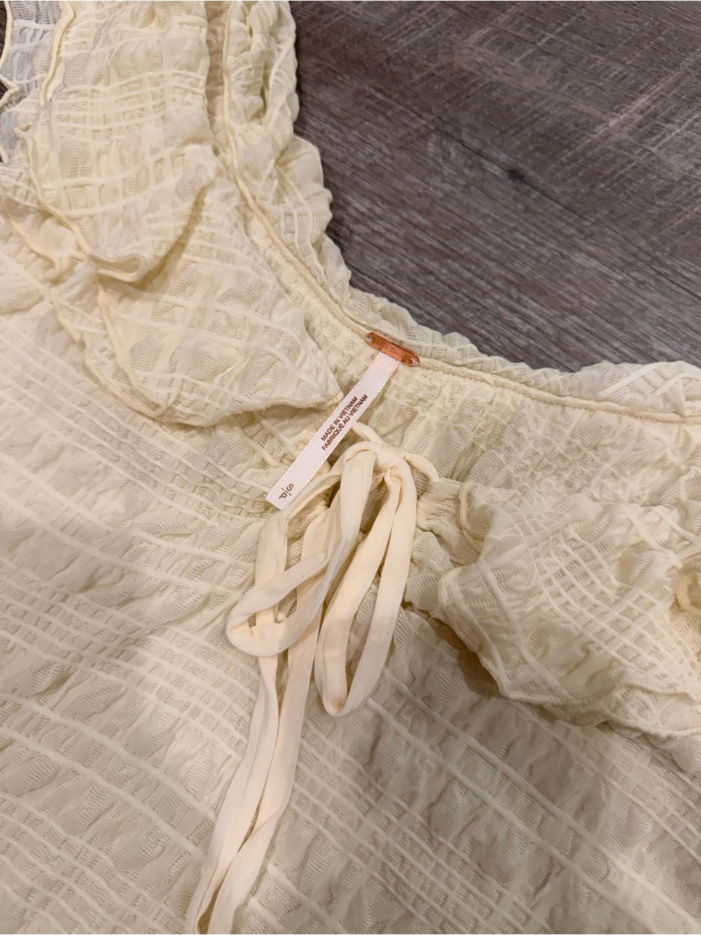 Free People Love You More Top Sz S Ruched Ruffle Flutter Sleeve Cream Coquette - Picture 4 of 6